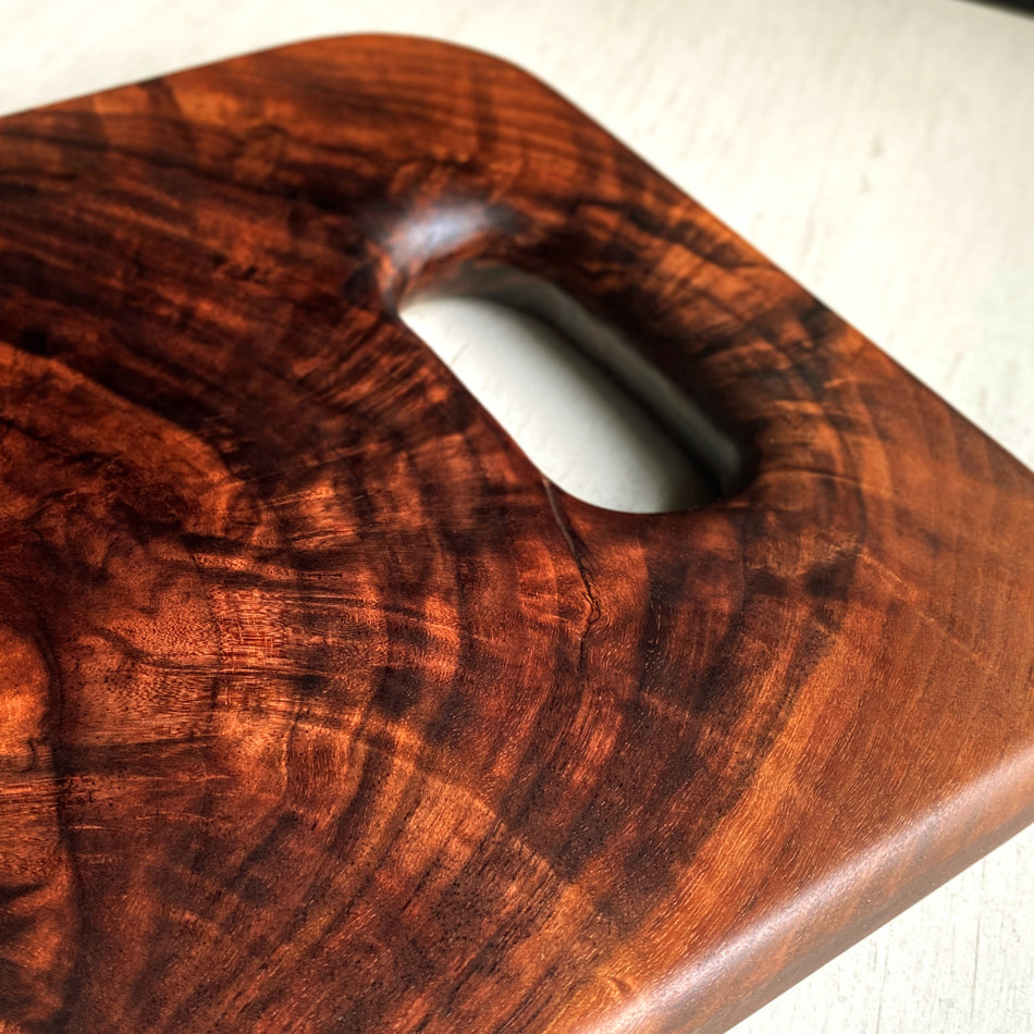 This Handcrafted Charcuterie Board is fashioned from Highly Figured Walnut wood from the Northeastern States. Its generously sized design, measuring 22