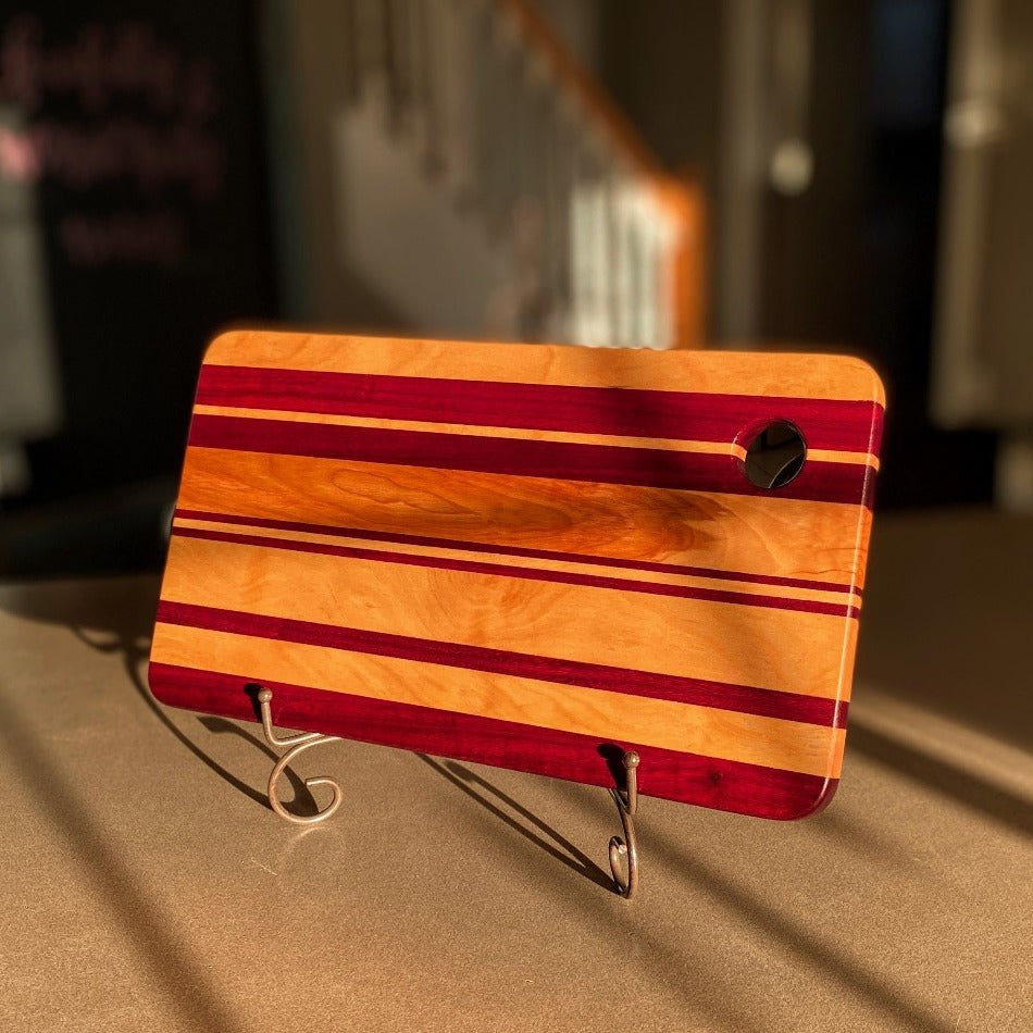 The dynamic blend of Tiger Heart and Purple Heart creates a unique visual effect with its contrasting wood tones and textures. This timeless combination is an assured showstopper at any event.