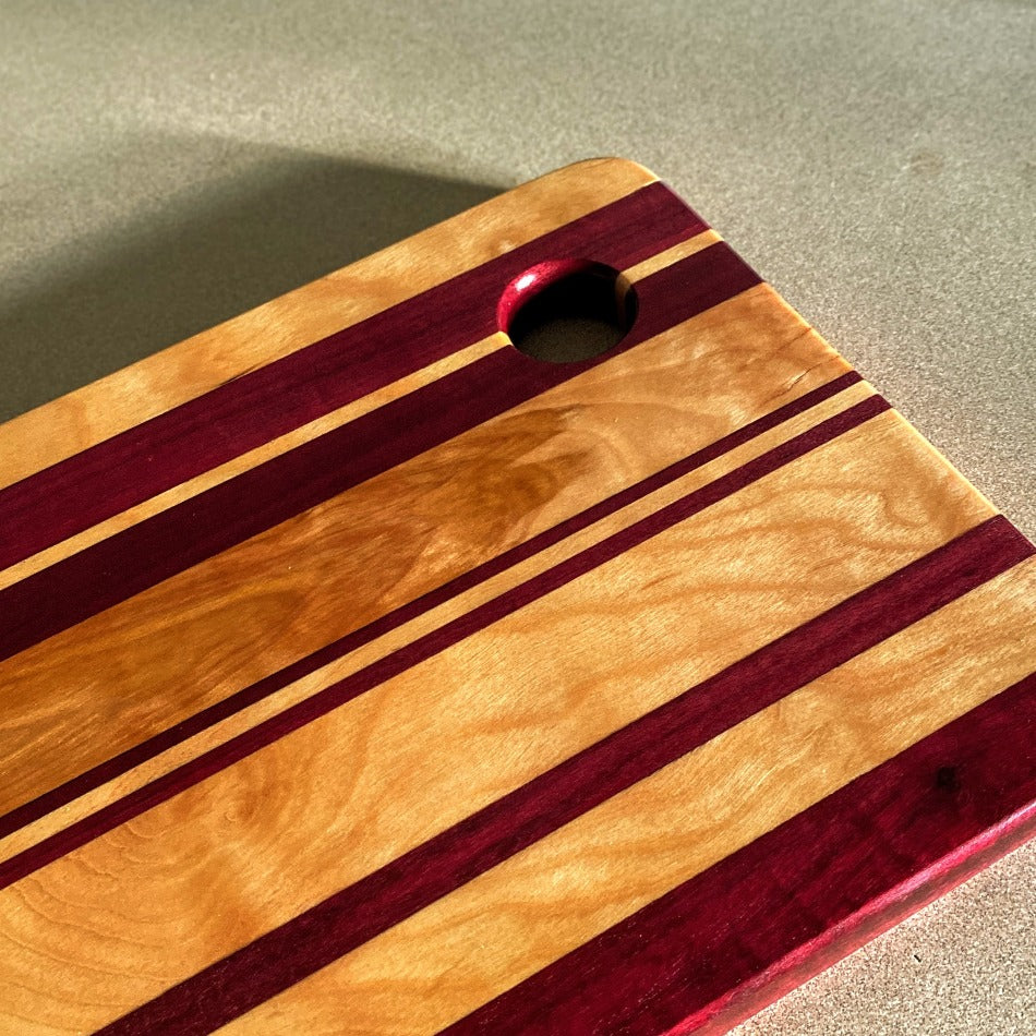 The dynamic blend of Tiger Heart and Purple Heart creates a unique visual effect with its contrasting wood tones and textures. This timeless combination is an assured showstopper at any event.