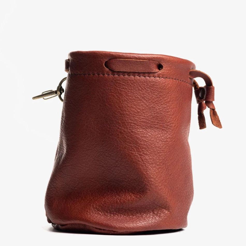 Handcrafted with premium pebbled leather and a secure drawcord closure, this golf pouch bag is the perfect place to carry all your golfing essentials. We’ve added a swivel clip so it can easily hook onto your golf bag for quick access. Whether you need to store extra golf balls, tees,or even some small valuables, this convenientpouch has you covered. 